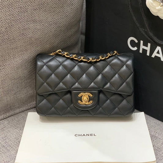 mini sac à rabat 20 cm en cuir d'agneau noir et accessoires dorés 