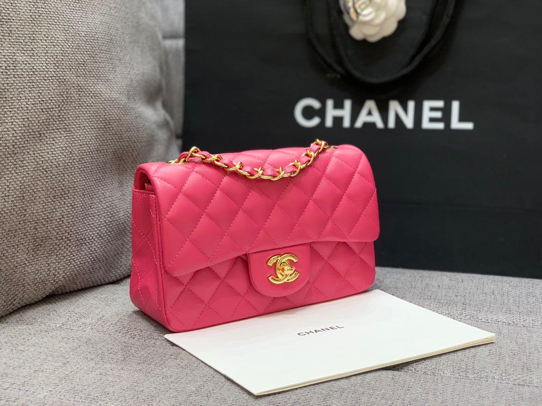 mini sac à rabat 20 cm en cuir d'agneau rouge rubis et accessoires dorés 