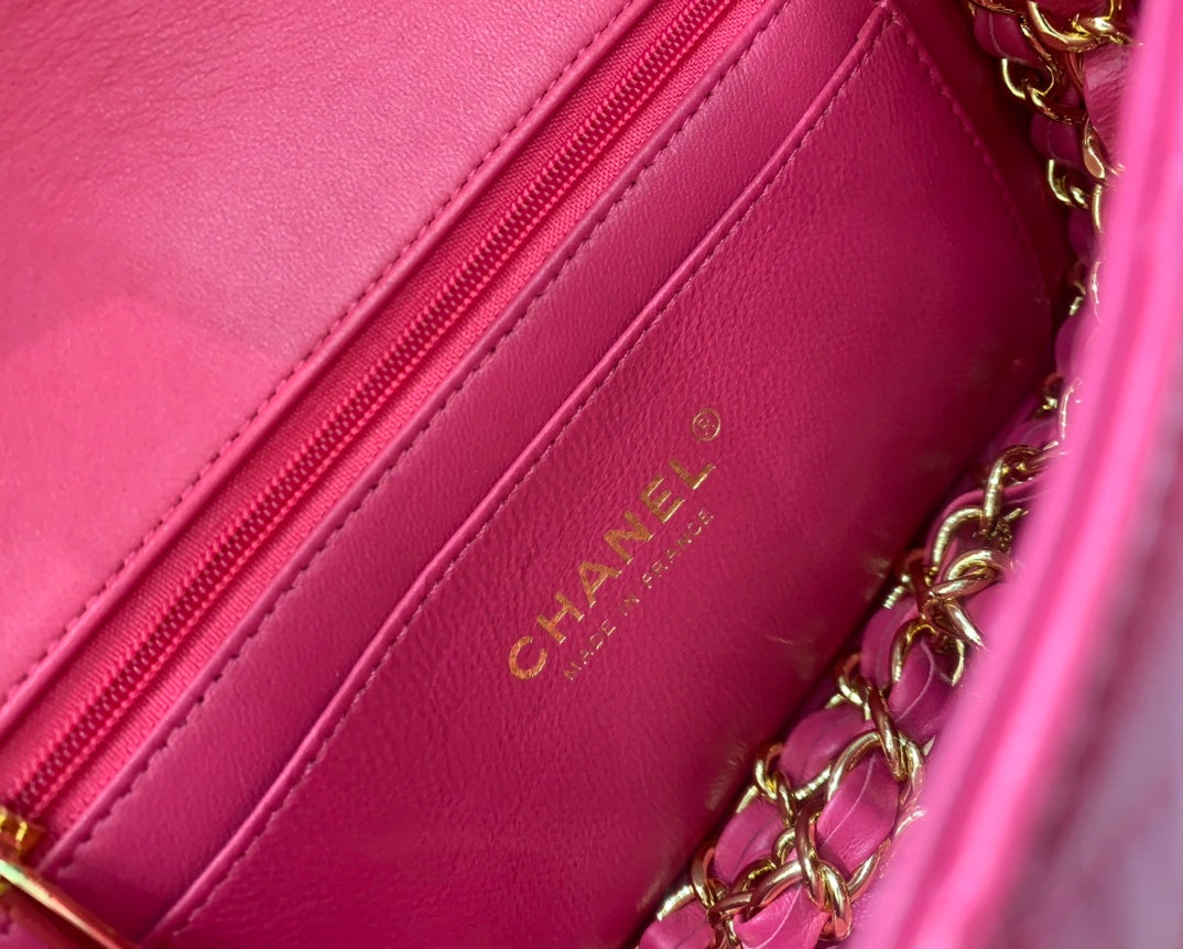 mini sac à rabat 20 cm en cuir d'agneau rouge rubis et accessoires dorés 