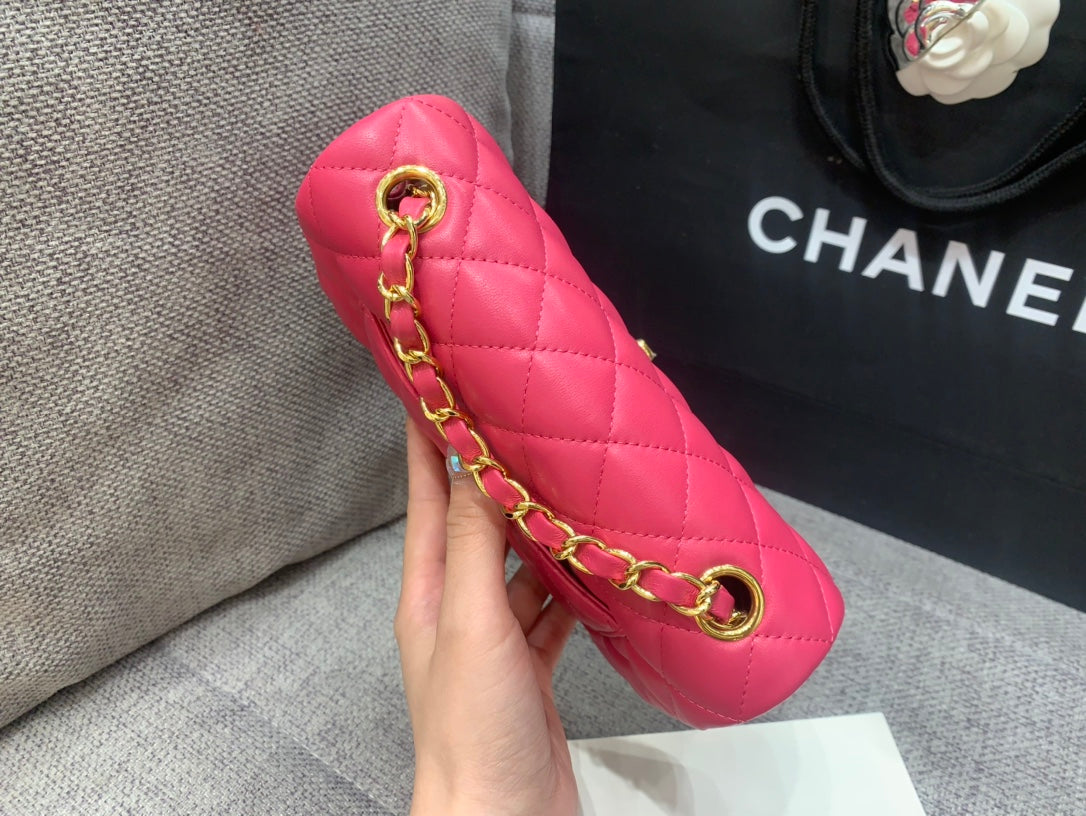 mini sac à rabat 20 cm en cuir d'agneau rouge rubis et accessoires dorés 