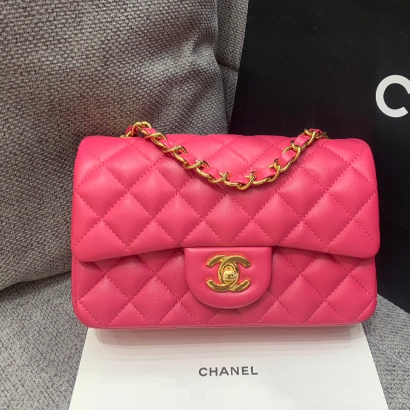 mini sac à rabat 20 cm en cuir d'agneau rouge rubis et accessoires dorés 