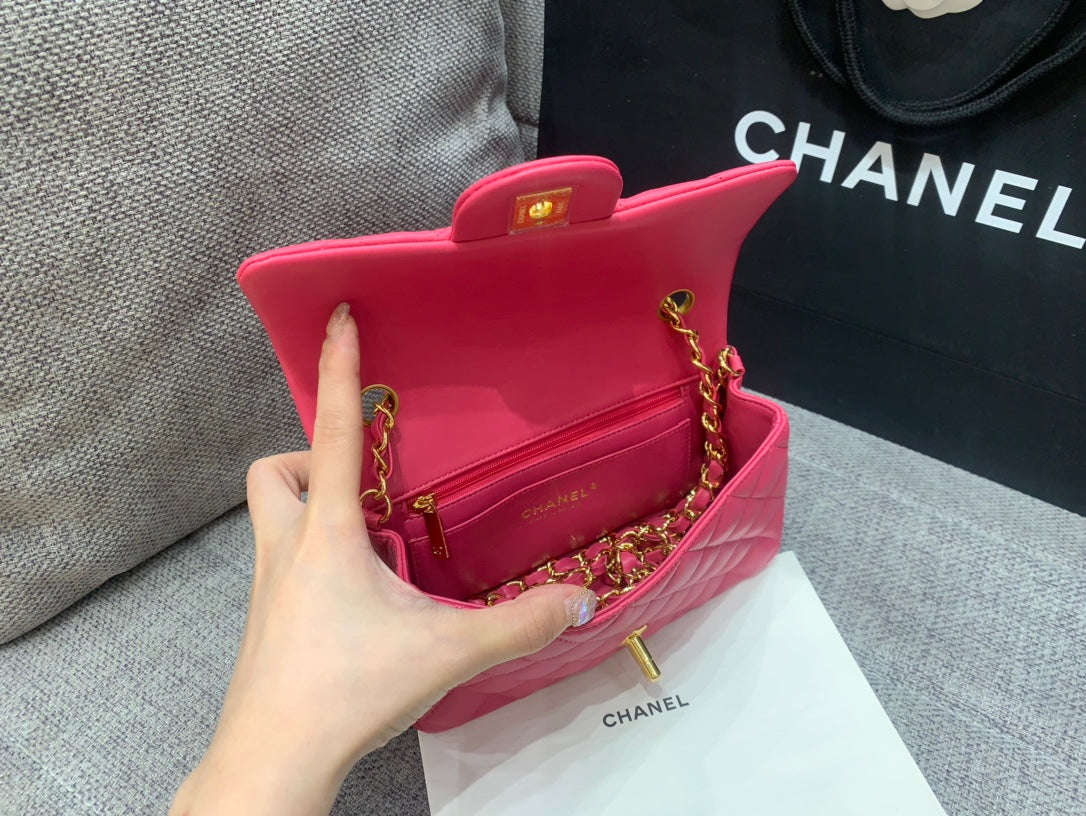 mini sac à rabat 20 cm en cuir d'agneau rouge rubis et accessoires dorés 