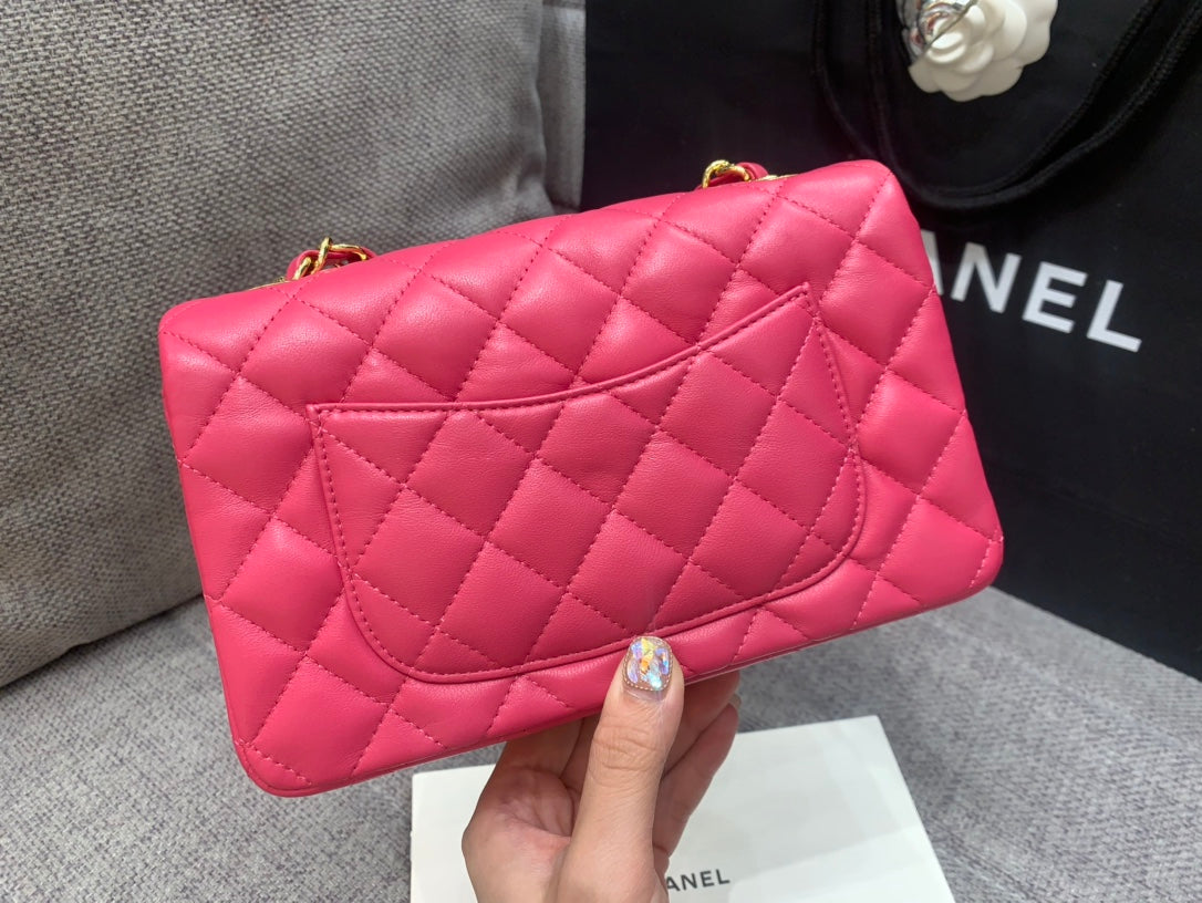 mini sac à rabat 20 cm en cuir d'agneau rouge rubis et accessoires dorés 