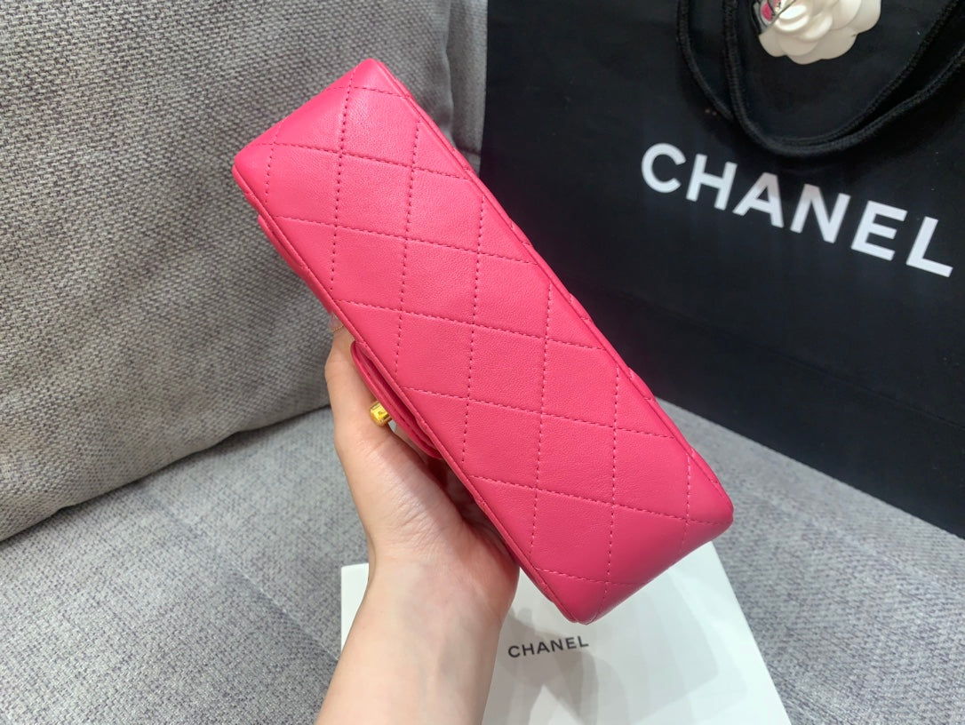 mini sac à rabat 20 cm en cuir d'agneau rouge rubis et accessoires dorés 