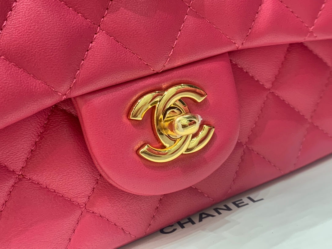 mini sac à rabat 20 cm en cuir d'agneau rouge rubis et accessoires dorés 