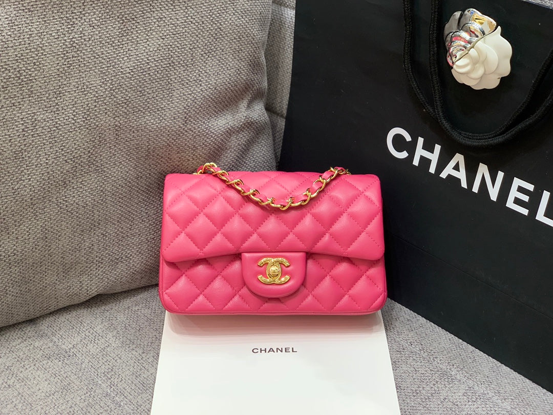 mini sac à rabat 20 cm en cuir d'agneau rouge rubis et accessoires dorés 