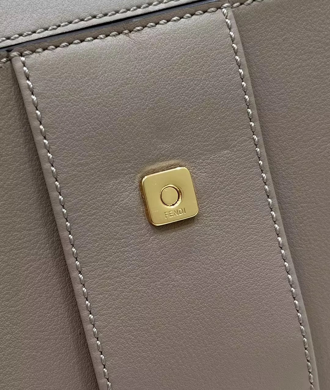 SAC FENDI PEEKABOO 33 EN CUIR DE VEAU KAKI AVEC BANDOULIÈRE ET QUINCAILLERIE DORÉ