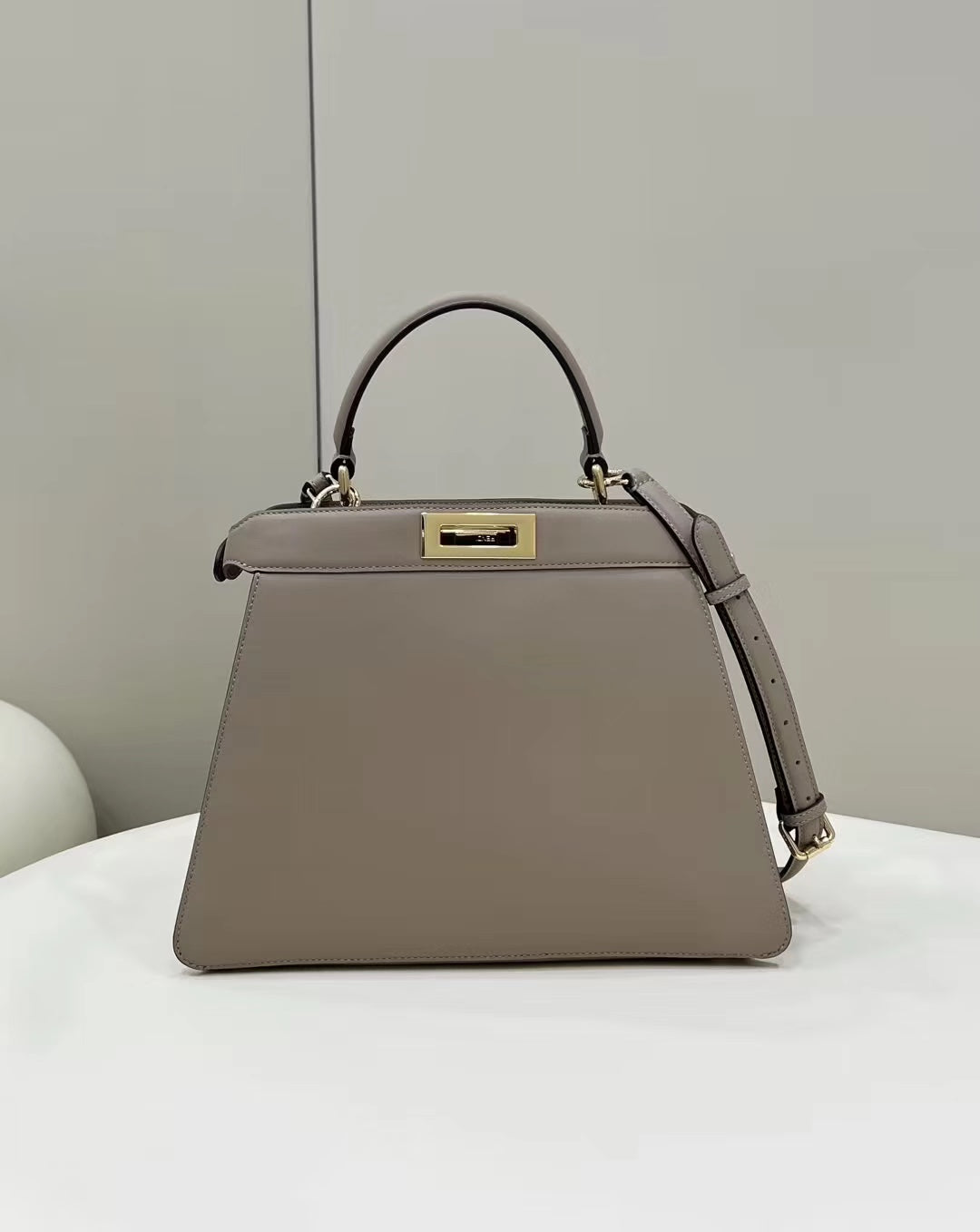 SAC FENDI PEEKABOO 33 EN CUIR DE VEAU KAKI AVEC BANDOULIÈRE ET QUINCAILLERIE DORÉ