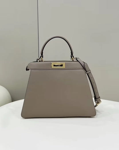 SAC FENDI PEEKABOO 33 EN CUIR DE VEAU KAKI AVEC BANDOULIÈRE ET QUINCAILLERIE DORÉ
