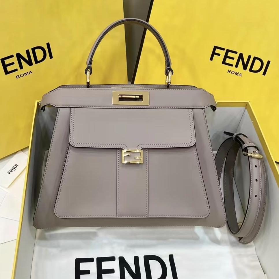 SAC FENDI PEEKABOO 33 EN CUIR DE VEAU KAKI AVEC BANDOULIÈRE ET QUINCAILLERIE DORÉ