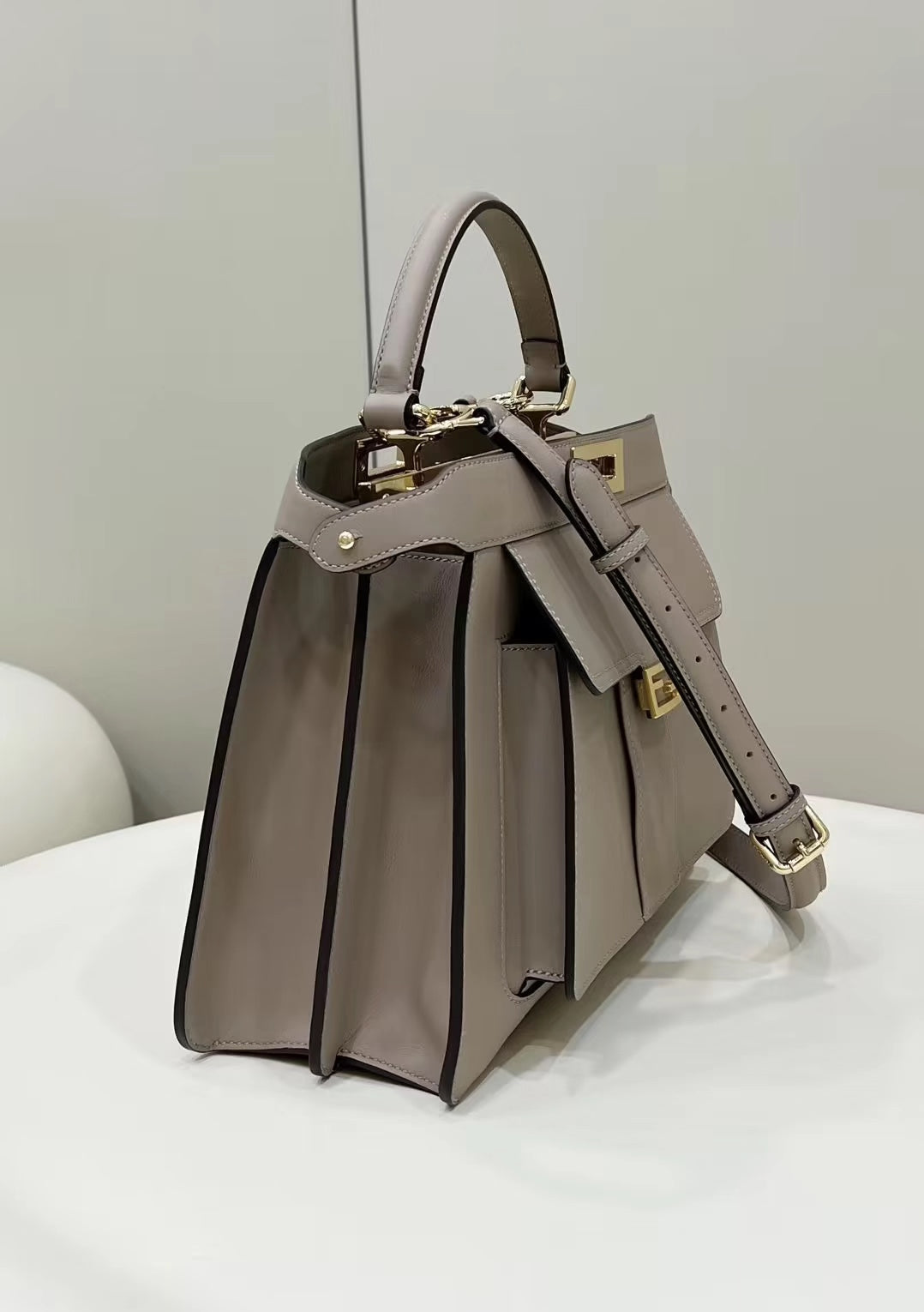 SAC FENDI PEEKABOO 33 EN CUIR DE VEAU KAKI AVEC BANDOULIÈRE ET QUINCAILLERIE DORÉ