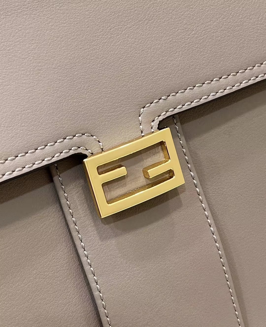 SAC FENDI PEEKABOO 33 EN CUIR DE VEAU KAKI AVEC BANDOULIÈRE ET QUINCAILLERIE DORÉ