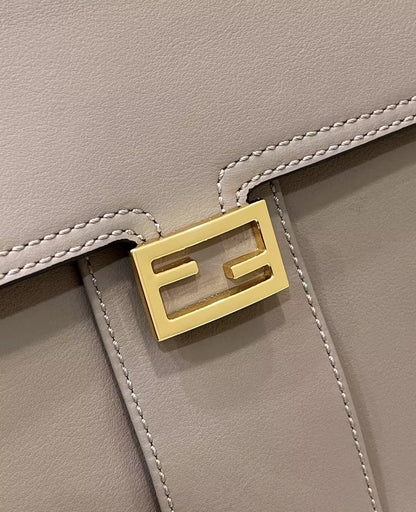 SAC FENDI PEEKABOO 33 EN CUIR DE VEAU KAKI AVEC BANDOULIÈRE ET QUINCAILLERIE DORÉ