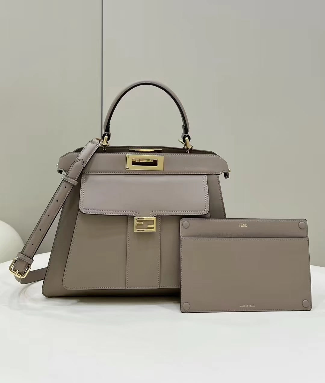SAC FENDI PEEKABOO 33 EN CUIR DE VEAU KAKI AVEC BANDOULIÈRE ET QUINCAILLERIE DORÉ