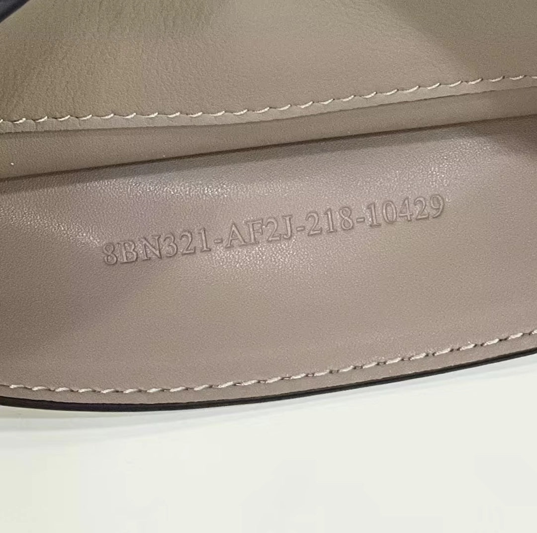 SAC FENDI PEEKABOO 33 EN CUIR DE VEAU KAKI AVEC BANDOULIÈRE ET QUINCAILLERIE DORÉ