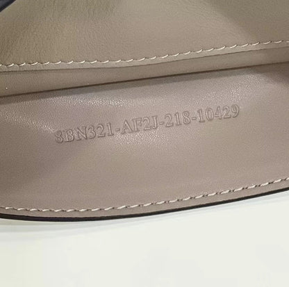 SAC FENDI PEEKABOO 33 EN CUIR DE VEAU KAKI AVEC BANDOULIÈRE ET QUINCAILLERIE DORÉ