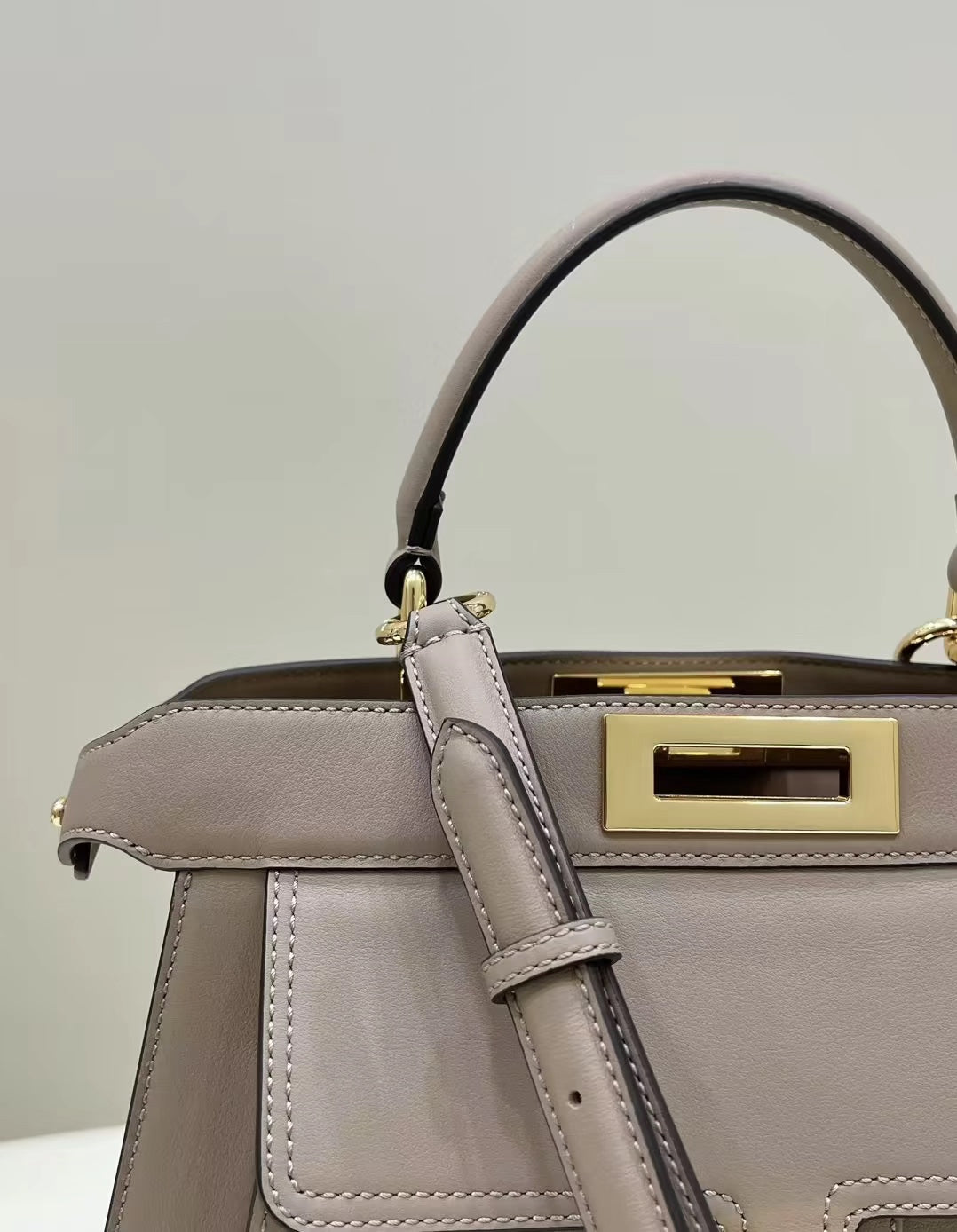 SAC FENDI PEEKABOO 33 EN CUIR DE VEAU KAKI AVEC BANDOULIÈRE ET QUINCAILLERIE DORÉ