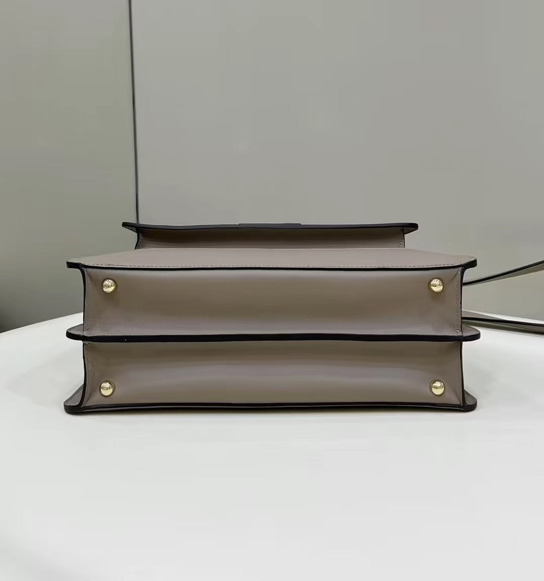 SAC FENDI PEEKABOO 33 EN CUIR DE VEAU KAKI AVEC BANDOULIÈRE ET QUINCAILLERIE DORÉ