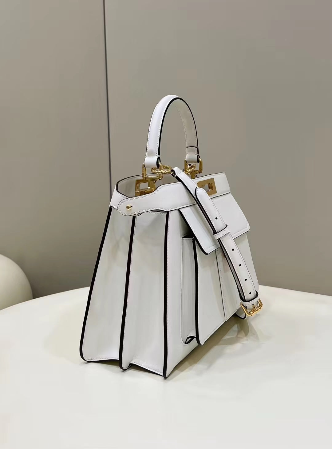 SAC FENDI PEEKABOO 33 EN CUIR DE VEAU BLANC AVEC BANDOULIÈRE ET QUINCAILLERIE DORÉ