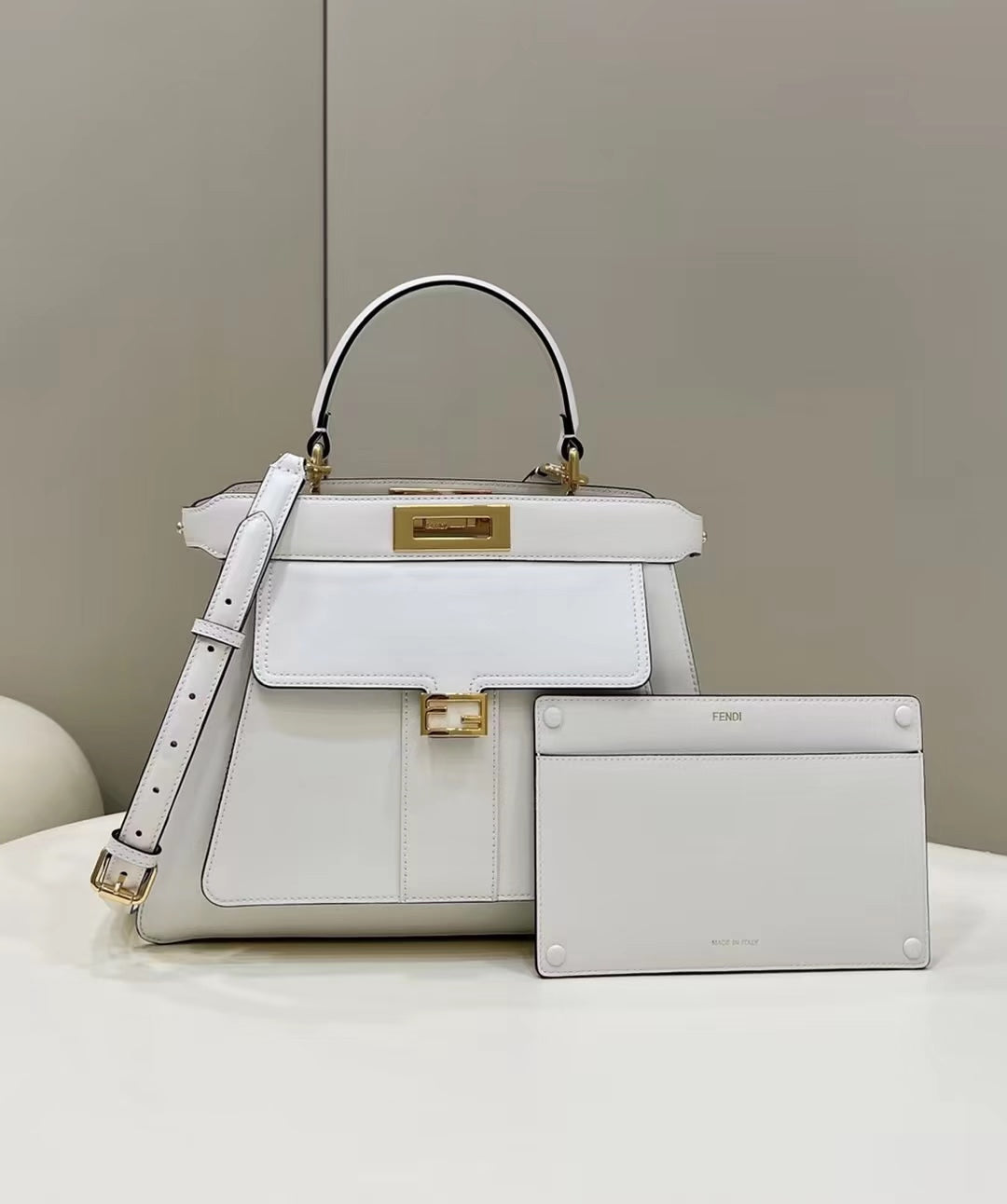 SAC FENDI PEEKABOO 33 EN CUIR DE VEAU BLANC AVEC BANDOULIÈRE ET QUINCAILLERIE DORÉ