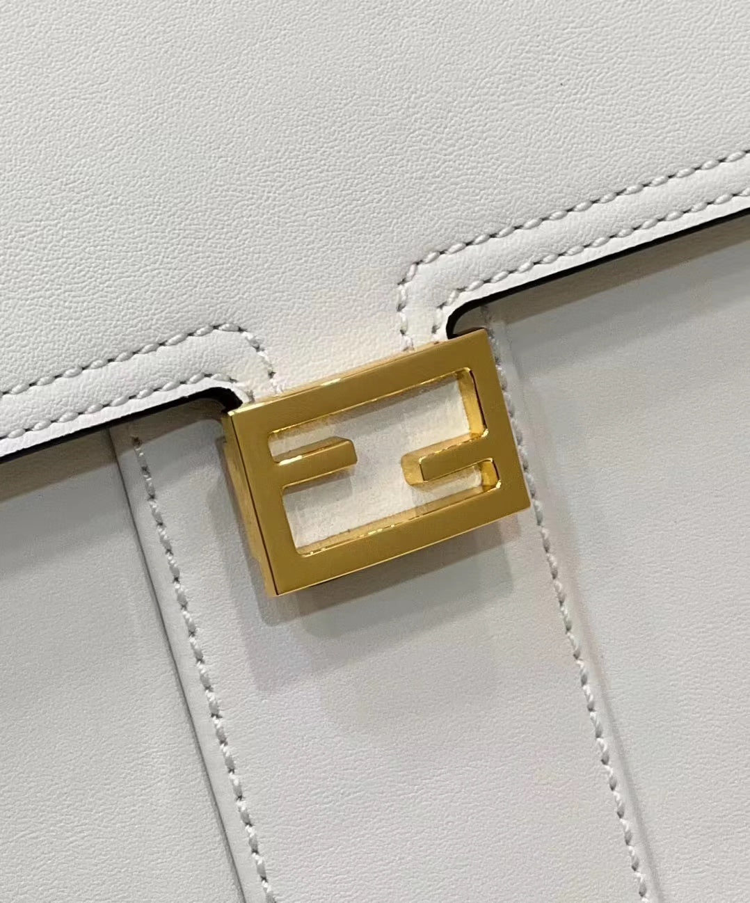 SAC FENDI PEEKABOO 33 EN CUIR DE VEAU BLANC AVEC BANDOULIÈRE ET QUINCAILLERIE DORÉ