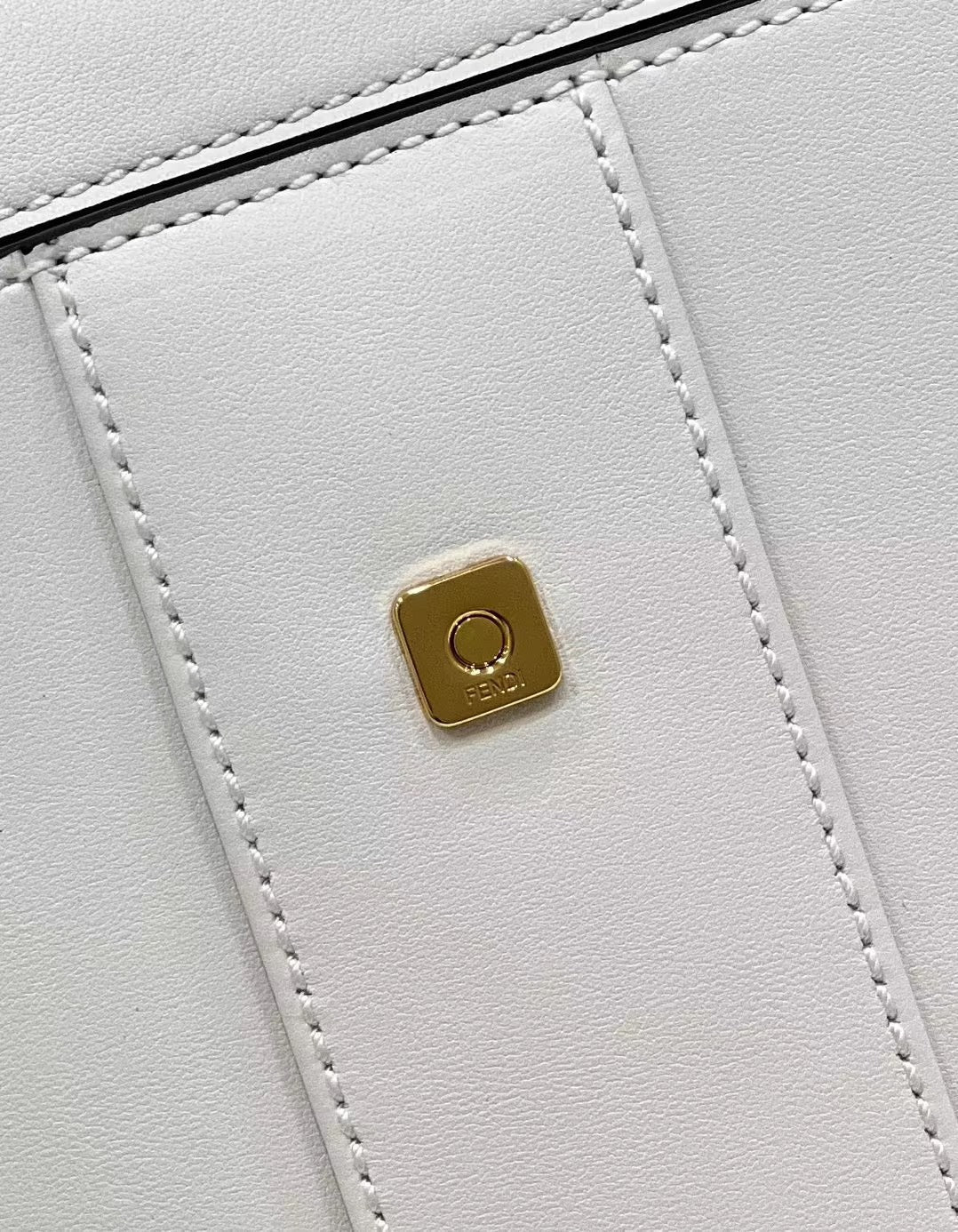 SAC FENDI PEEKABOO 33 EN CUIR DE VEAU BLANC AVEC BANDOULIÈRE ET QUINCAILLERIE DORÉ