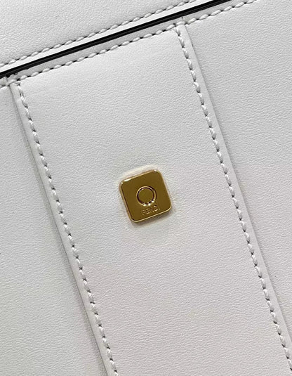 SAC FENDI PEEKABOO 33 EN CUIR DE VEAU BLANC AVEC BANDOULIÈRE ET QUINCAILLERIE DORÉ