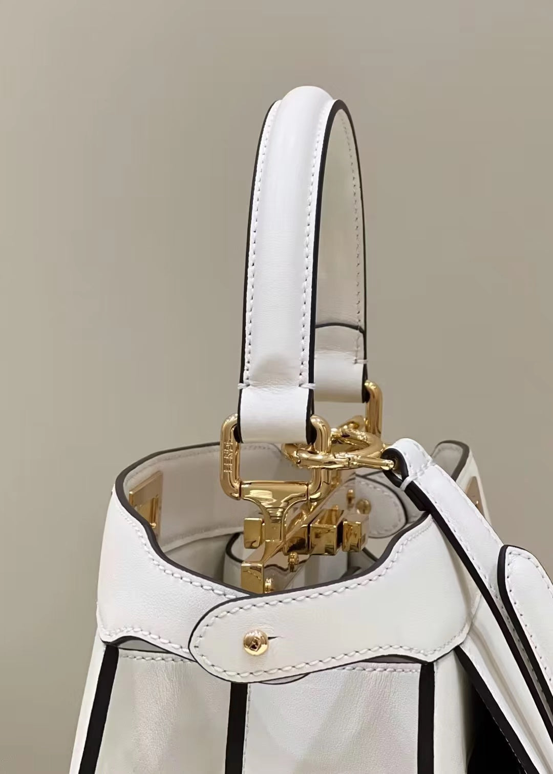 SAC FENDI PEEKABOO 33 EN CUIR DE VEAU BLANC AVEC BANDOULIÈRE ET QUINCAILLERIE DORÉ