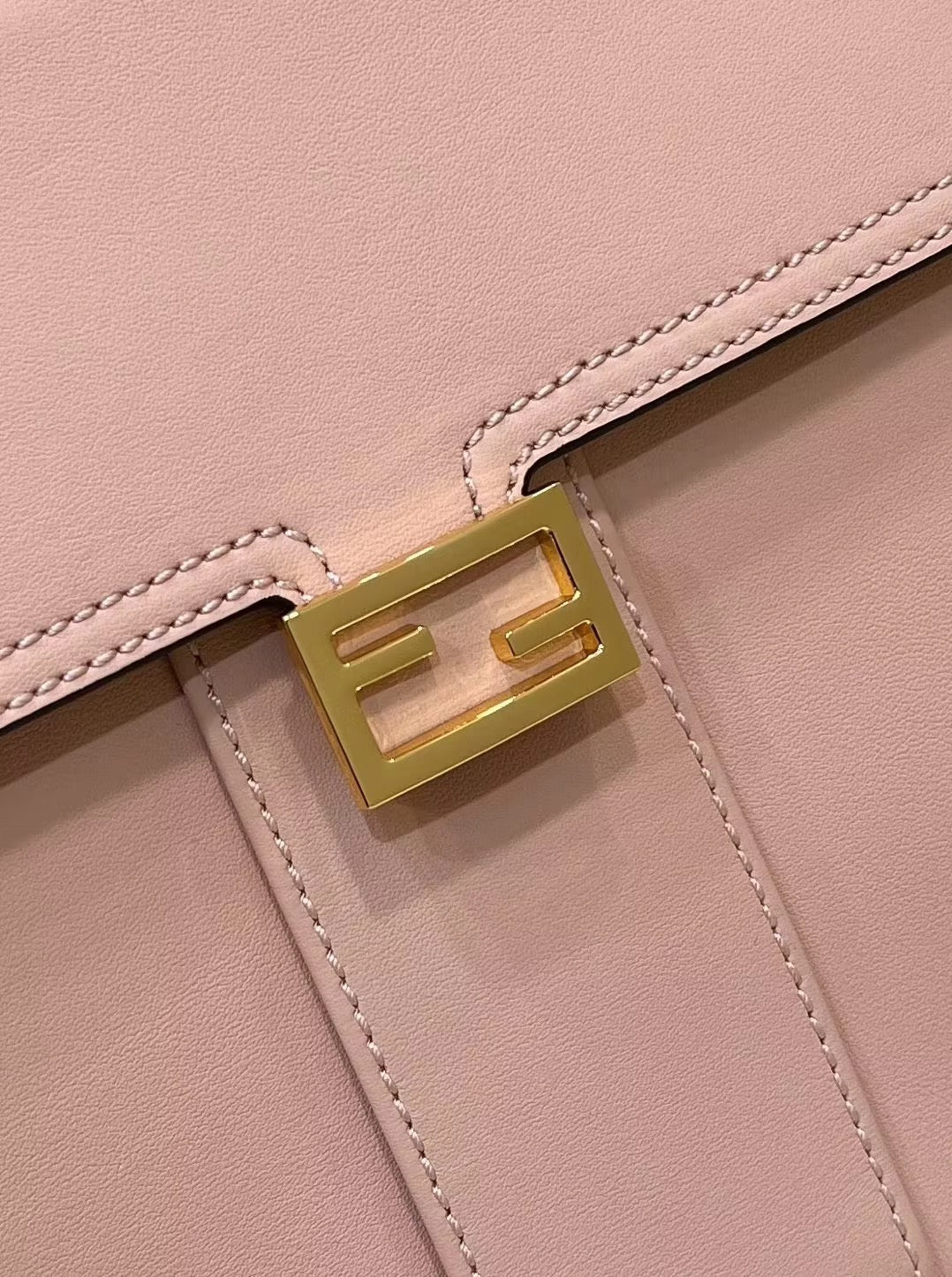 SAC FENDI PEEKABOO 33 EN CUIR DE VEAU ROSE CLAIR AVEC BANDOULIÈRE ET QUINCAILLERIE DORÉ