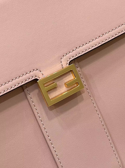 SAC FENDI PEEKABOO 33 EN CUIR DE VEAU ROSE CLAIR AVEC BANDOULIÈRE ET QUINCAILLERIE DORÉ