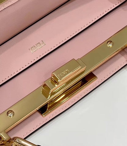 SAC FENDI PEEKABOO 33 EN CUIR DE VEAU ROSE CLAIR AVEC BANDOULIÈRE ET QUINCAILLERIE DORÉ