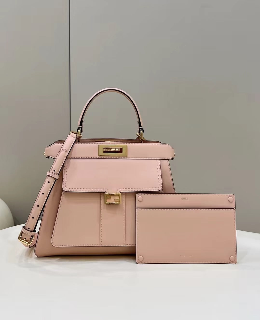SAC FENDI PEEKABOO 33 EN CUIR DE VEAU ROSE CLAIR AVEC BANDOULIÈRE ET QUINCAILLERIE DORÉ