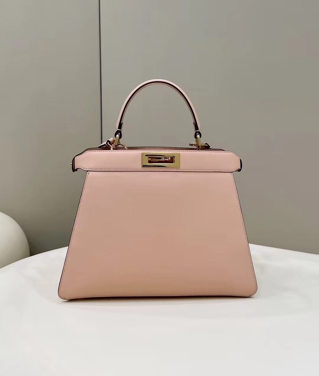 SAC FENDI PEEKABOO 33 EN CUIR DE VEAU ROSE CLAIR AVEC BANDOULIÈRE ET QUINCAILLERIE DORÉ