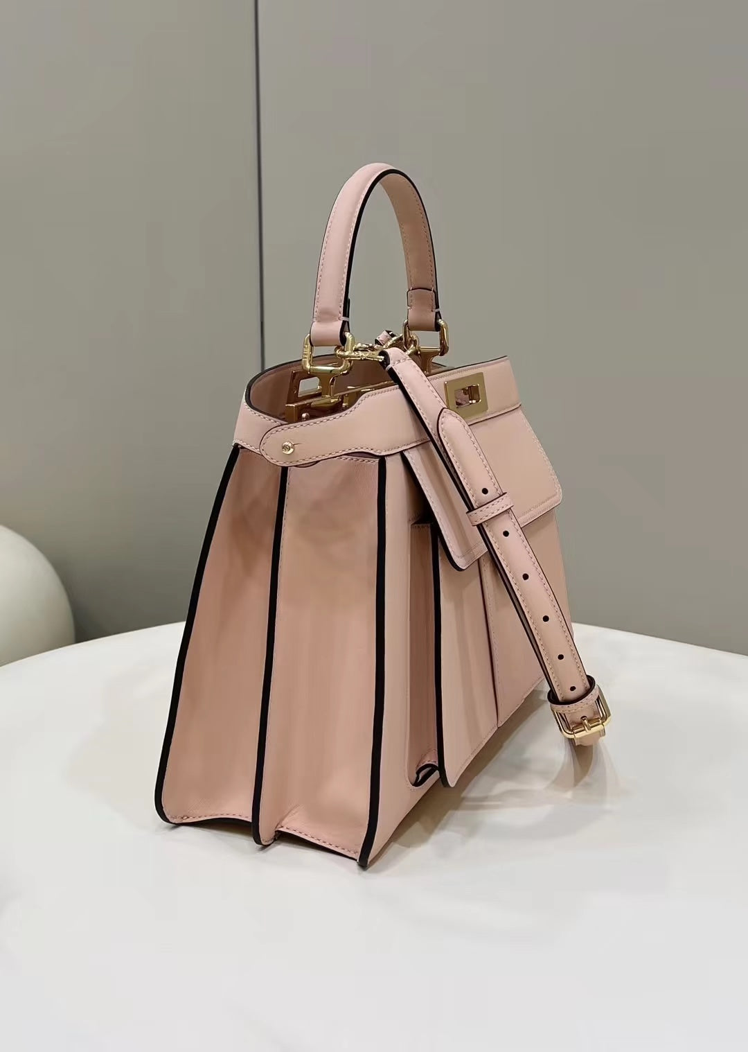 SAC FENDI PEEKABOO 33 EN CUIR DE VEAU ROSE CLAIR AVEC BANDOULIÈRE ET QUINCAILLERIE DORÉ
