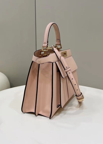 SAC FENDI PEEKABOO 33 EN CUIR DE VEAU ROSE CLAIR AVEC BANDOULIÈRE ET QUINCAILLERIE DORÉ