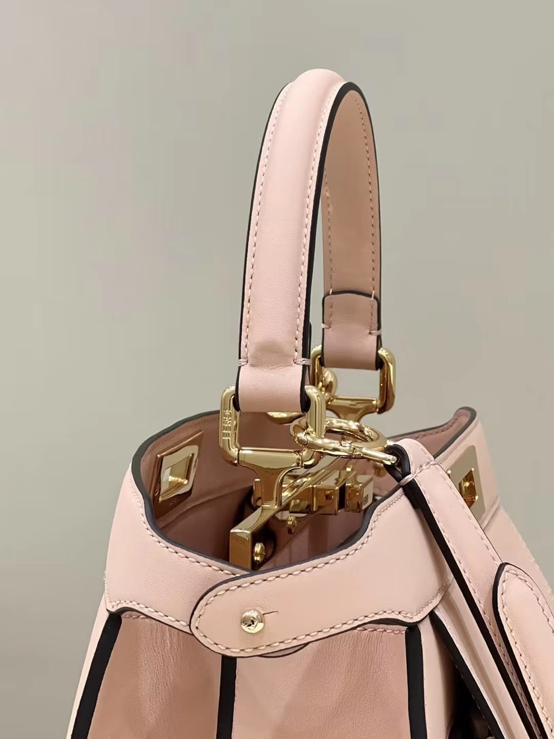 SAC FENDI PEEKABOO 33 EN CUIR DE VEAU ROSE CLAIR AVEC BANDOULIÈRE ET QUINCAILLERIE DORÉ