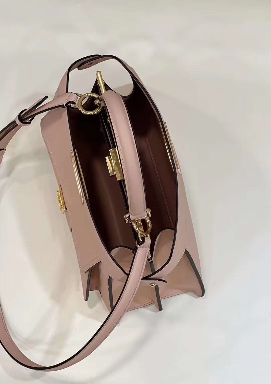 SAC FENDI PEEKABOO 33 EN CUIR DE VEAU ROSE CLAIR AVEC BANDOULIÈRE ET QUINCAILLERIE DORÉ