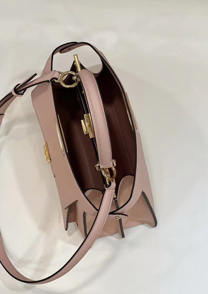 SAC FENDI PEEKABOO 33 EN CUIR DE VEAU ROSE CLAIR AVEC BANDOULIÈRE ET QUINCAILLERIE DORÉ