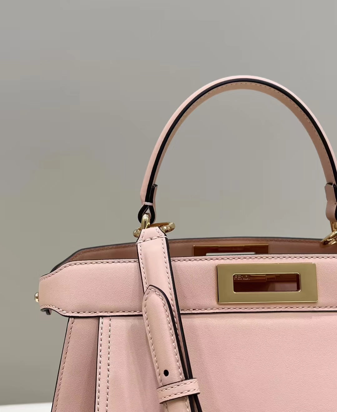 SAC FENDI PEEKABOO 33 EN CUIR DE VEAU ROSE CLAIR AVEC BANDOULIÈRE ET QUINCAILLERIE DORÉ
