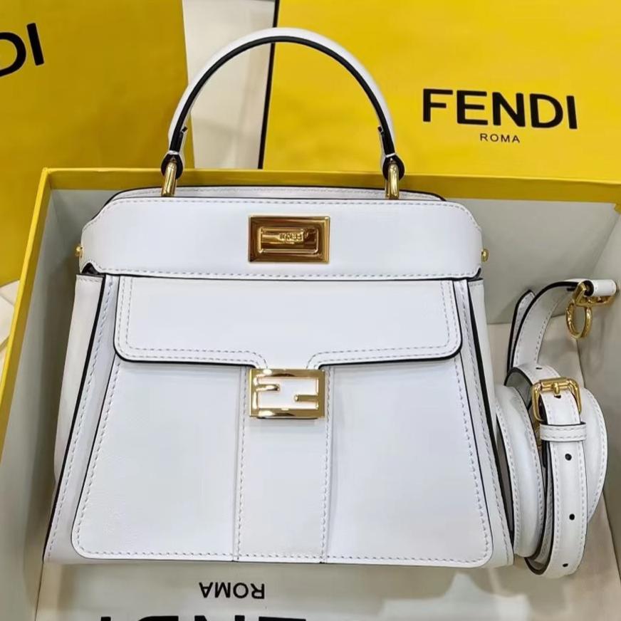 フェンディ ピーカブー ミニ 23 バッグ（ホワイトカーフスキン、ゴールド金具）
