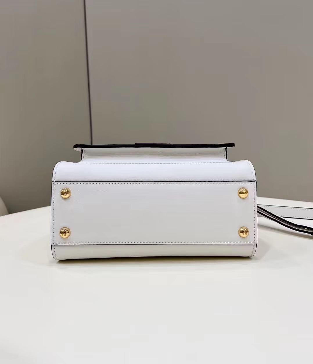 フェンディ ピーカブー ミニ 23 バッグ（ホワイトカーフスキン、ゴールド金具）