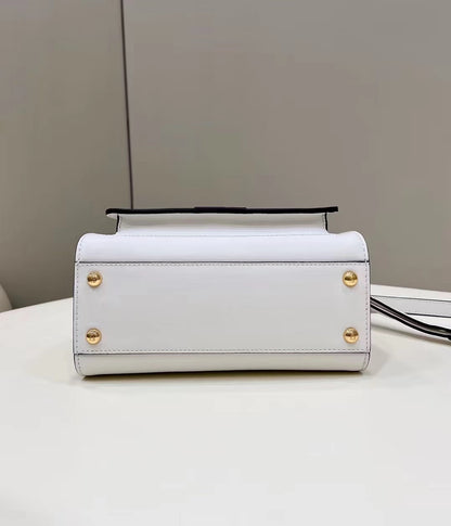 フェンディ ピーカブー ミニ 23 バッグ（ホワイトカーフスキン、ゴールド金具）
