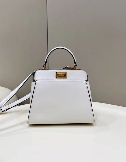フェンディ ピーカブー ミニ 23 バッグ（ホワイトカーフスキン、ゴールド金具）