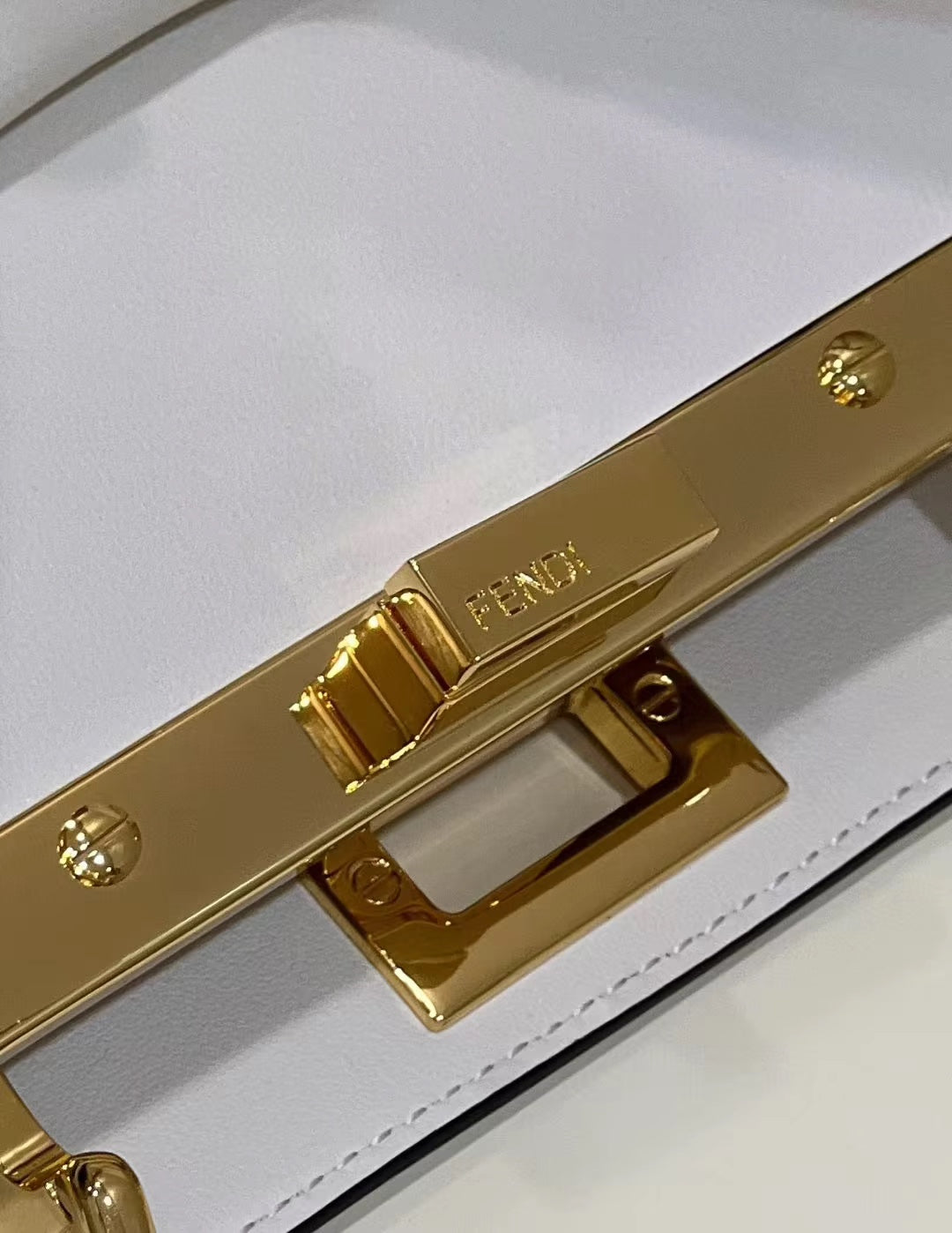 フェンディ ピーカブー ミニ 23 バッグ（ホワイトカーフスキン、ゴールド金具）