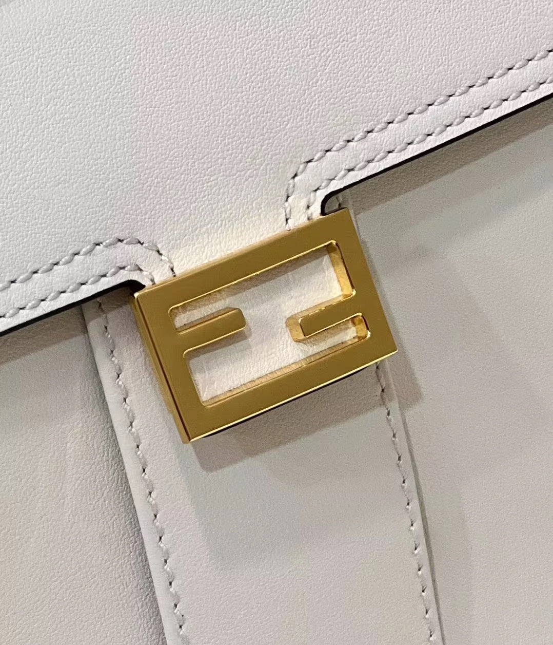 フェンディ ピーカブー ミニ 23 バッグ（ホワイトカーフスキン、ゴールド金具）