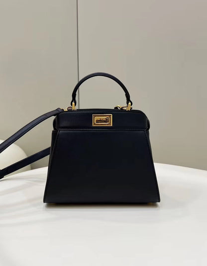 Sac Fendi Peekaboo Mini 23 en cuir de veau noir avec détails dorés