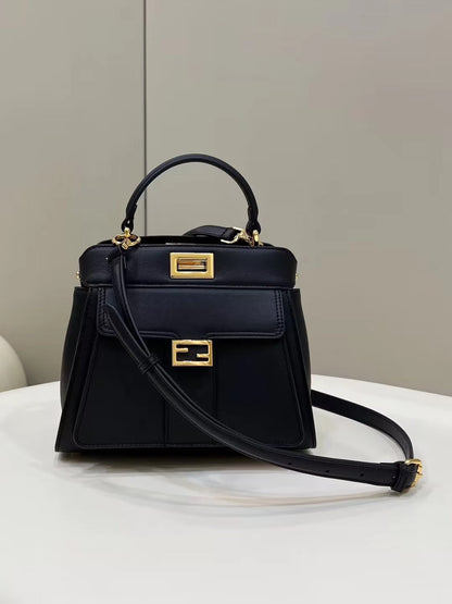 Sac Fendi Peekaboo Mini 23 en cuir de veau noir avec détails dorés