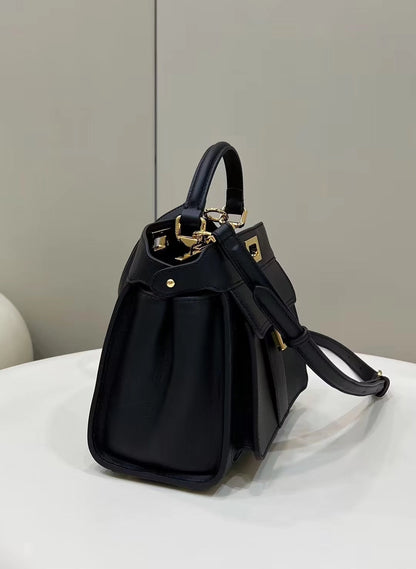 Sac Fendi Peekaboo Mini 23 en cuir de veau noir avec détails dorés