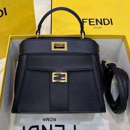 Sac Fendi Peekaboo Mini 23 en cuir de veau noir avec détails dorés