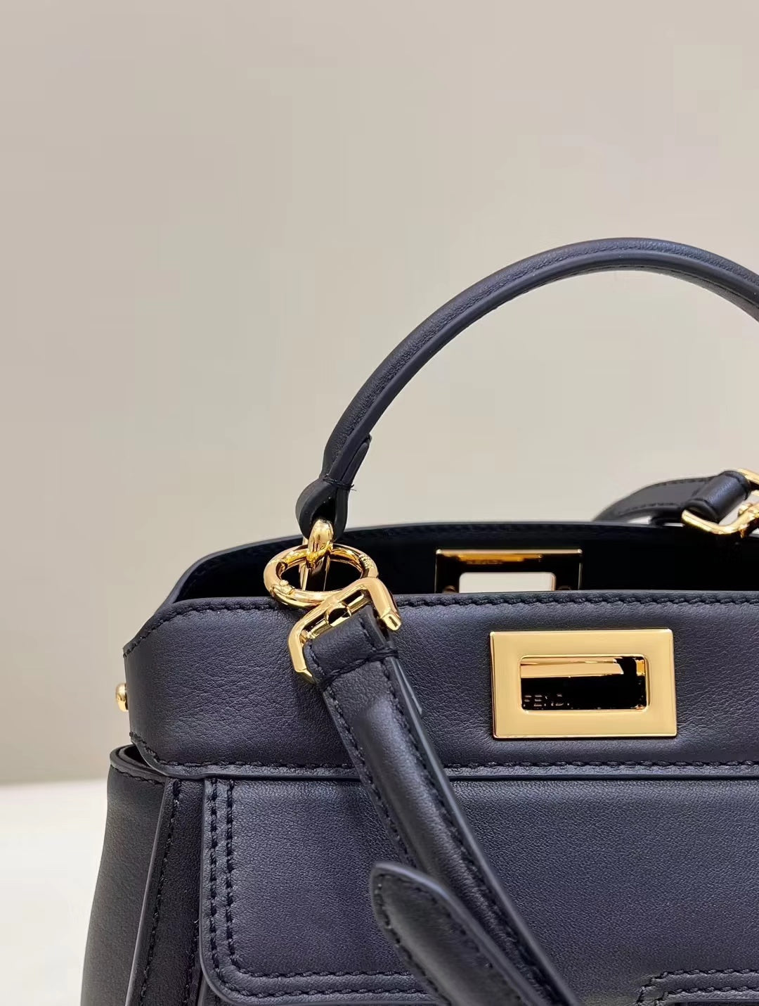 Sac Fendi Peekaboo Mini 23 en cuir de veau noir avec détails dorés